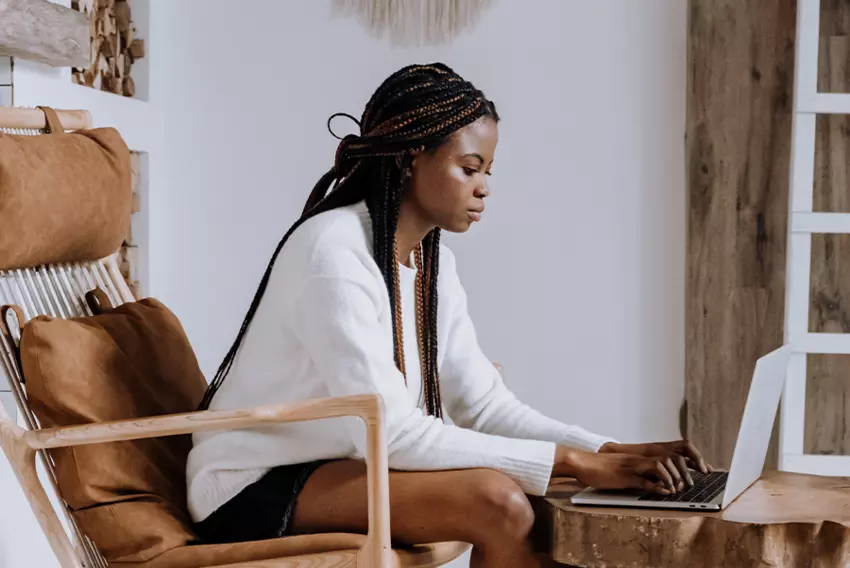 black-woman-looks-at-computer